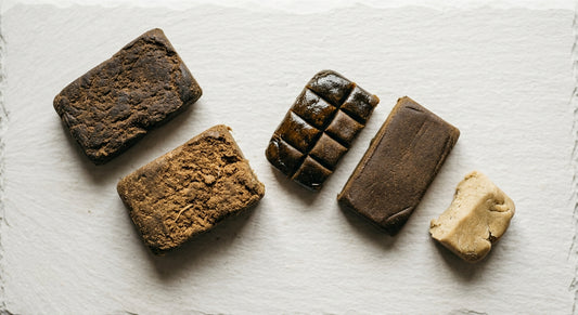 acheter hash CBD en gros pas cher plusieurs types de résine CBD en vrac sur surface blanche