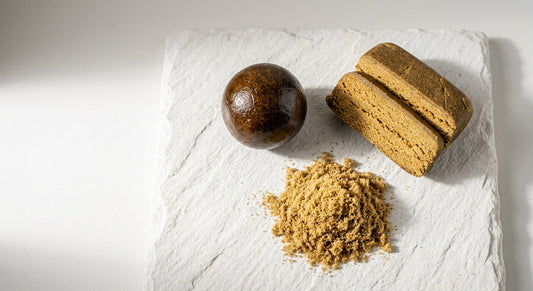 CBD hash groothandel bulkassortiment Afghan Temple Ball Moroccan slab en kief op witte ondergrond