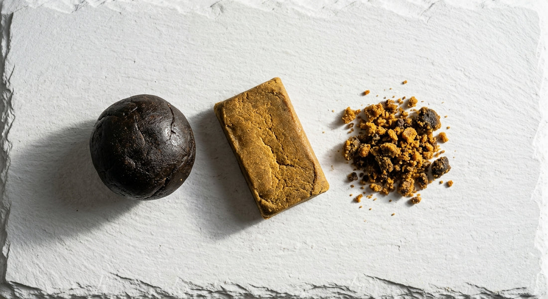 hashish CBD ingrosso varietà afghano marocchino bubble hash su superficie bianca