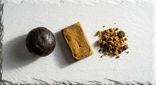 hashish CBD ingrosso varietà afghano marocchino bubble hash su superficie bianca