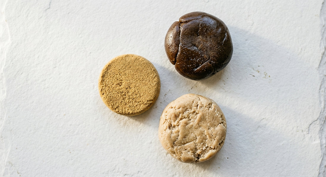 hashish legale CBD varietà black hash bubble hash e dry sift su superficie bianca