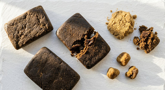 mayorista resina cbd hash y bubble hash premium sobre superficie blanca matte