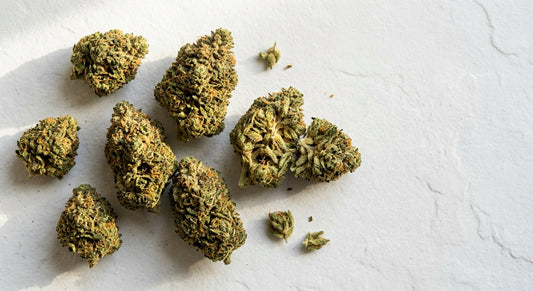 nejlepší CBD květy prémiové indoor buds na bílém povrchu Hurcann